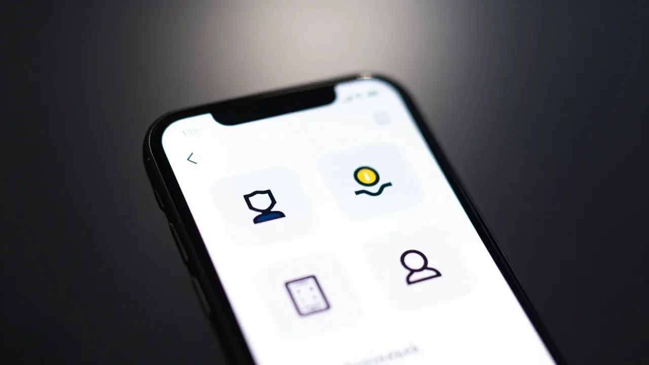 Microsoft lança Copilot Cowork com IA multi-modelo e compara respostas GPT e Claude
